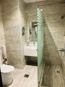 吉达سكوب العربية的一间带卫生间和水槽的浴室
