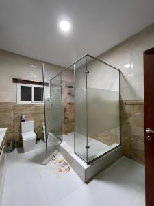 莱基Fedora Luxury Villa in Lekki Phase 1的带淋浴和卫生间的浴室