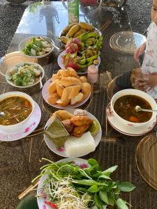 Xã Trảng BômHomestay tay的餐桌上放有食物和汤碗的桌子