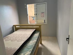 特拉曼达伊Casa de Praia的一间小卧室,配有床和窗户