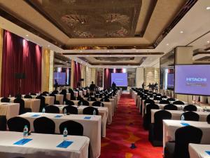 大诺伊达Blue Bell Hotel - Greater Noida的一间会议室,配有白色的桌椅
