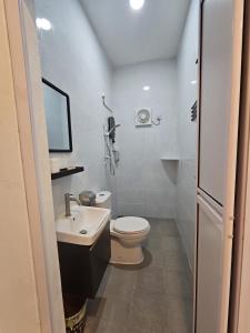 Kaki BukitGuest House Gua Kelam的白色的浴室设有卫生间和水槽。