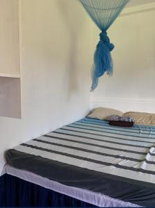 BarasPacific Surf and Yoga的床上有蓝色和白色条纹的毯子