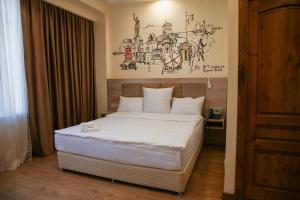 久姆里KUMA Hotel Gyumri的卧室配有一张壁挂式床