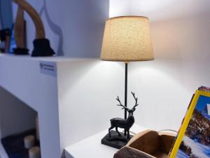 Mas de RibafetaÜNik - Rústico & Moderno En Arinsal - ESQUÍ的桌子上的一盏灯,上面有鹿