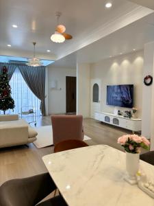 阿罗士打French Style Comfy Homestay Alor Setar 现代极简法式温馨民宿的客厅(带圣诞树)和客厅