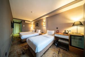 伊斯坦布尔全季酒店的酒店客房设有两张床和电视。
