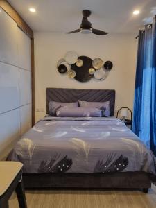 JodohHarbourBay Residence. Batam. Studio. 1min to Ferry的一间卧室配有一张大床和风扇