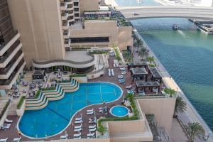 迪拜Vacay Lettings -2 Bed Iris Blue Dubai Marina的享有带游泳池的度假村的顶部景致