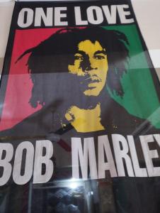 卢克索Bob Marley Peace hostels luxor的一张海报,为一个人爱鲍勃·麦利电影
