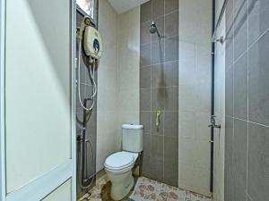 亚娄UMMUL MOTEL的一间带卫生间和淋浴的浴室