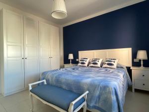 圣温琴佐Casa Morandi SPIAGGIA的一间卧室配有一张蓝色墙壁的床
