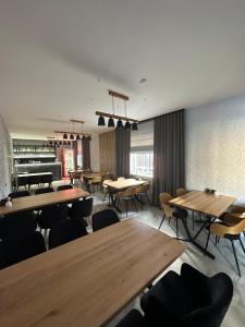 布克维Villa Shale MarSo的一间带木桌和钢琴的用餐室
