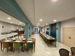 萨卡里亚Sapanca Resort Hotel的餐厅设有木桌和绿色椅子