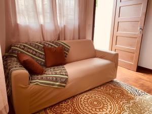 坎波斯杜若尔当Cantinho do sossego的客厅配有带枕头的沙发。