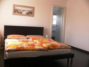 普特布斯Ferienhaus Sonnenpier的一间卧室配有一张带花毯的床