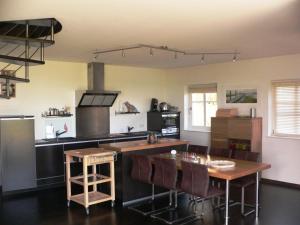 普特布斯Ferienhaus Sonnenpier的厨房配有木桌和台面