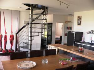 普特布斯Ferienhaus Sonnenpier的一间带桌子和螺旋楼梯的客厅