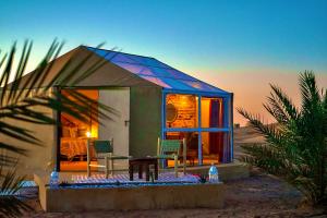 梅尔祖卡Sky View Camp的沙漠中的小房子