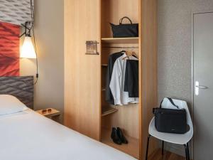 戛纳戛纳普拉基拉博卡宜必思酒店的一间设有一张床和一个衣柜的房间