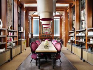 伦敦索菲特伦敦圣詹姆士酒店的一个带桌子和紫色椅子的图书馆