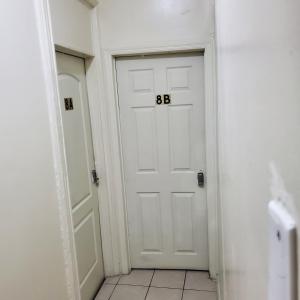 布朗克斯STUDIO and ONE BEDROOM APARTMENTS的走廊上一扇有数字的白色门