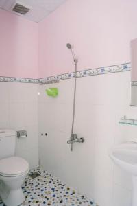 Xuyên MộcPhương Tú Hostel的一间带卫生间和水槽的浴室