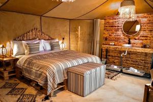 梅尔祖卡Sky View Camp的帐篷内一间卧室,配有一张大床