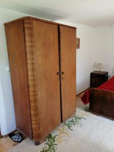 季米特洛夫格勒ETNO KOMPLEX NIKOLOV的房间的角落里有一个大型的木柜