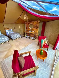梅尔祖卡Sky View Camp的一个带两把椅子和一张桌子的帐篷