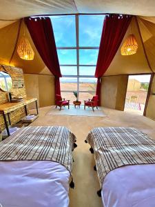 梅尔祖卡Sky View Camp的沙漠景客房 - 带两张床
