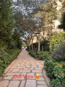 MadinatyMadinaty Kian Al Deafah , New Cairo مدينتي的一条石头小路,上面有外景标志
