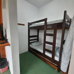 乌巴图巴La Casa Rozada Prumirim的绿地客房内的两张双层床