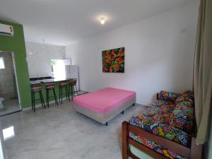 乌巴图巴Apartamentos Kairos的一间带床和沙发的房间和一间厨房