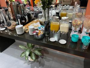 马德普拉塔Hotel Bermudas的一张桌子,上面放有盘子和橙汁杯