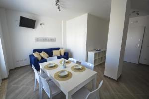奥特朗托Hypogeum Suites & Apartments的客厅配有桌子和蓝色沙发