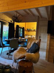 OudenboschHet Blij Hen的客厅配有沙发和桌子