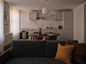 伦敦The Marloes的客厅配有沙发和桌子