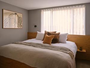 伦敦The Marloes的一间卧室设有一张大床和窗户