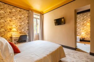普罗旺斯地区萨隆La Maison d'été的配有一张床和一张书桌的酒店客房