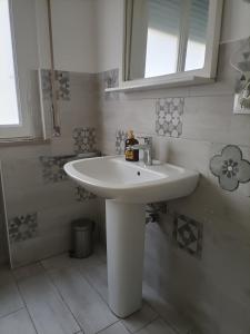弗利Residenza Chiara的浴室配有白色水槽和淋浴。