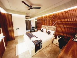 布巴内什瓦尔THE GREENSTAR INN PREMIUM的一间卧室配有一张大床和吊扇