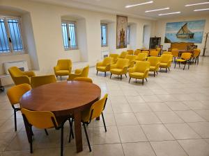 东塞斯特里VILLA GLAUER - D'AMICO的一间设有桌椅的等候室和教室