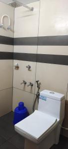 阿勒皮Manjippuzha Nature Space的浴室设有白色卫生间和蓝色桶