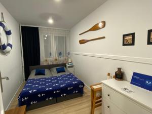 波莫瑞地区卡缅Marina Apartament的一间小卧室,配有一张床和一张书桌