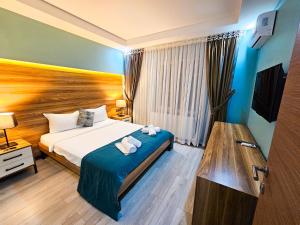 萨卡里亚Sapanca Resort Hotel的酒店客房,配有带毛巾的床