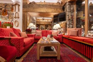 维耶拉Hotel Aran La Abuela的客厅配有红色的沙发和桌子