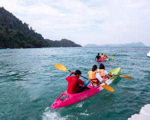Nga Khin Nyo Gyee IslandVictoria Cliff Resort Nyaung Oo Phee Island的一群人划皮艇在水中