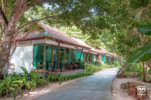 Nga Khin Nyo Gyee IslandVictoria Cliff Resort Nyaung Oo Phee Island的前面有走道的建筑