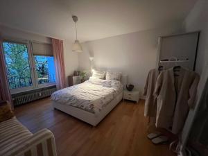 美因河畔法兰克福Feel home的卧室配有白色的床和窗户。